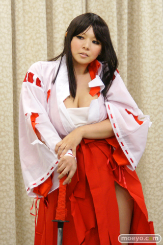 Illustration for article titled Queen's Blade Cosplayers Look Like This